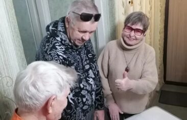 Стол прикроватный медицинский для лежачих больных облегчает уход